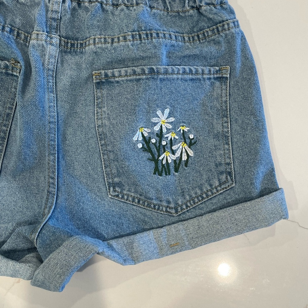 Cute embroidered shorts - Picture 3 of 4